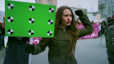 Kız kalabalığa karşı. Çığlık at ve el salla. Activism Sokak Şehir Meydanı.