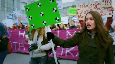 Bir sürü insan politik gösteri yapıyor. İnsan hakları. Feminizmi protesto edin.