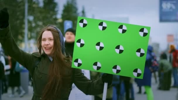 Menschenmenge bei politischer Demonstration. Menschenrechte. Streik protestiert gegen Feminismus. — Stockvideo