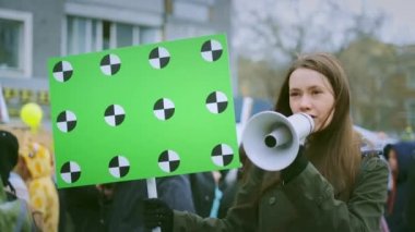 Kadın aktivizmi feminizmi dışarıda hoparlör gibi bağırıyor. Halk feminizm diye bağırıyor.