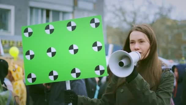 Activism woman feminism shout loudspeaker outdoors. Crowd people feminism scream — Stock Video