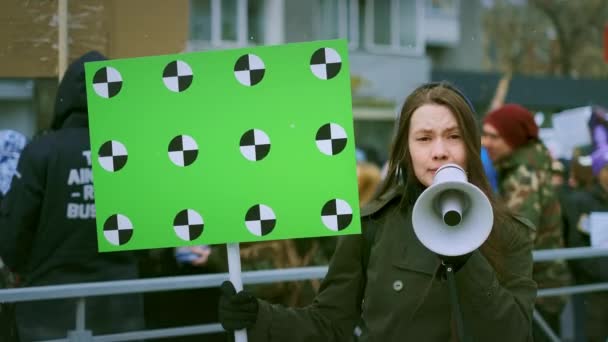 Aktywizm kobiecy feminizm krzyczy głośnik na zewnątrz. Tłum ludzi feminizm krzyczy — Wideo stockowe