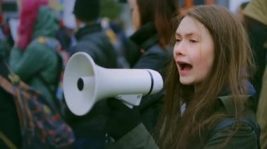 Megafon yürüyüşü çığlığı atan kız. Kadın hoparlör diye bağırıyor. Protesto grevine karşı.