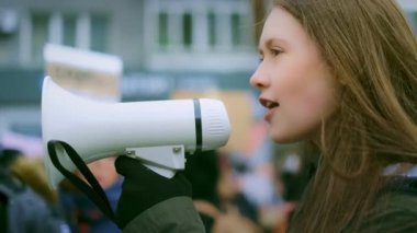 Kızgın feminist kız. Megafon çığlığı. Kadın feminizmi. Hoparlör grevi!.