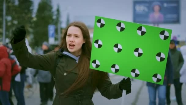 Femme contre foule. Criez et saluez la main. Place de la ville de rue activiste . — Video