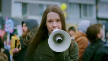 Genç yetişkin kadın feminist gösterisi. Cinsiyet hakları feminizm mücadelesi.