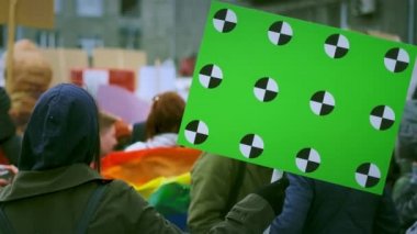 Kalabalıktaki Lgbt renkli bayrak. Gay geçit töreni. Homoseksüel Mart azınlığı.