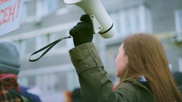 Boos feministisch meisje schreeuwt in megafoon. Jonge boze vrouw. Feminisme close-up 4k. — Stockvideo