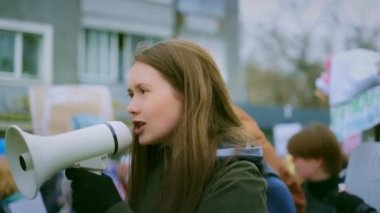 Kızgın feminist kız. Megafon çığlığı. Kadın feminizmi. Hoparlör grevi!.