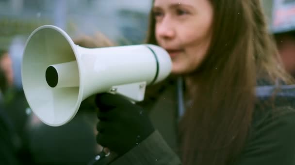 Boos feministisch meisje schreeuwt in megafoon. Jonge boze vrouw. Feminisme close-up. — Stockvideo
