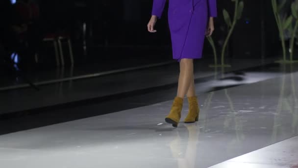 Noha okouzlující krok dívka model týden módní přehlídka chůze podpatky chodník žena pódium. — Stock video