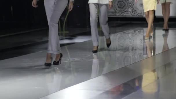 Bencharmig steg flicka modell vecka mode visa promenad hälade catwalk podium 4k. — Stockvideo