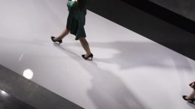 Ağır çekimde yürüyen kız renkli kıyafet mankeni Vogue Podyumu 'nu göster.