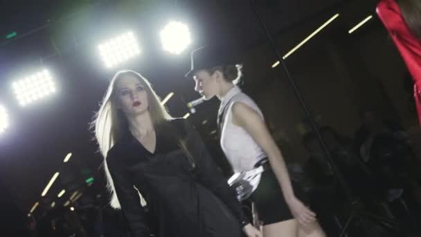 Defile vonzó lány lassított felvétel színes ruha kifutón modell show Vogue 4k — Stock videók