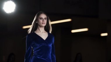 Güzel moda. Kadın. Kirli, çekici kız elbise mankeni moda..