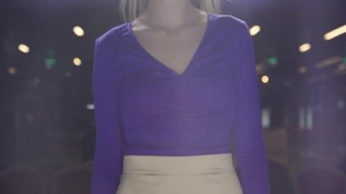 Moda tasarımı kadın kıyafetleri kadın podyumda ağır çekimde 4K sahnesini kapatın.