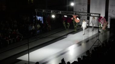 Moda defilesi, kadın giyimli kadın podyumda sahne ışıkları 4K 'de..