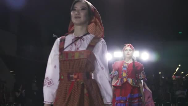 Laufsteg schöne ethnische Frau gehen Zeitlupe Tradition zeigen Mode Nahaufnahme 4k. — Stockvideo