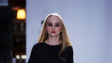 Yavaş çekim kızı kirlet renkli elbise podyum modeli yakın çekim Vogue 4k.
