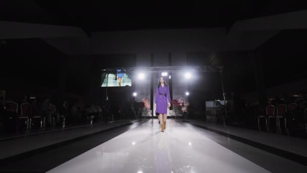 Fashion show design γυναικεία ρούχα γυναίκα αργή κίνηση στο βάθρο close up στάδιο 4K — Αρχείο Βίντεο