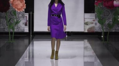 Ağır çekimde yürüyen kadınlar renkli giyimli podyum modelleri yakın çekim Vogue.