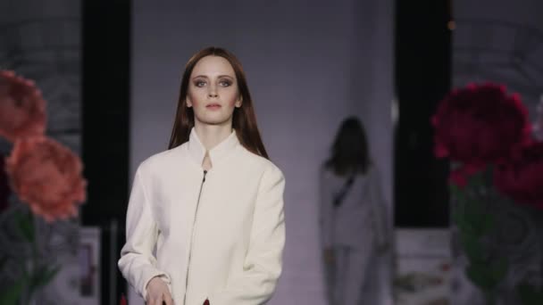 Catwalk urocza kobieta otwarte parasol zbezcześcić model pokaż zbliżenie wieczorem Vogue 4k. — Wideo stockowe