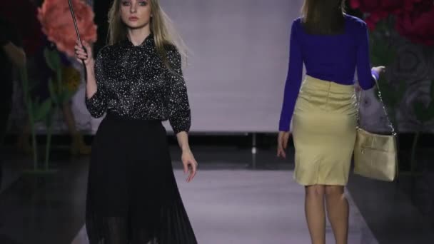 Defile hermosas mujeres sostienen paraguas pasarela modelo espectáculo de moda. Chica podio 4k . — Vídeo de stock