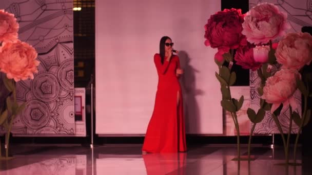 Heißes brünettes Mikro. Rotes Kleid singt Song-Mikrofon in Nahaufnahme eleganten Schritt Podium. — Stockvideo