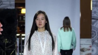 Defile attractive asian girl catwalk japanese fashion show closeup week vogue 4K