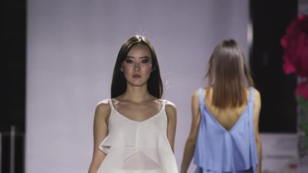 Souiller beauté asiatique femme catwalk gros plan japon modèle montrer vogue lent mouvement 4k . — Video