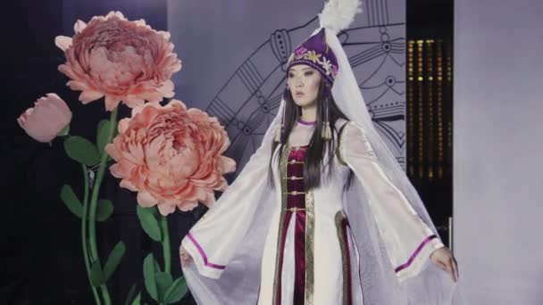Симпатичная азиатка традиция народного костюма замедленной ходьбе подиум японского шоу 4K — стоковое видео
