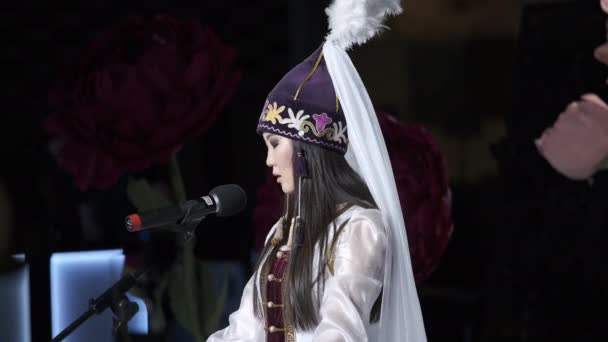 Asiatique femme close up tenue tradition ralenti stand catwalk coréen vogue 4K . — Video
