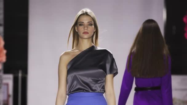 Loop verontreinigen slow motion meisje jurk catwalk model show vogue. Vrouw op het podium. — Stockvideo