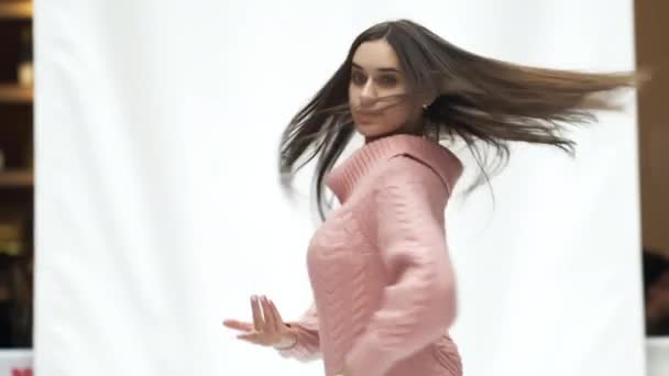 Linda bailarina clásica pose cámara lenta primer plano gimnasio mujer bailarina modelo espectáculo 4K — Vídeo de stock