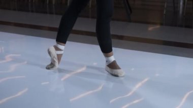 Plastiksi balerin ayakta bale ayakkabıları jimnastik salonu kapanış podyumu 4k.