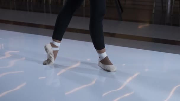 Plasticiteit ballerina staan ballet schoenen closeup gymnastiek meisje mode catwalk 4k. — Stockvideo