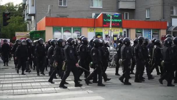 March crowd officers special forces on street in helmet close up strike man. — ストック動画