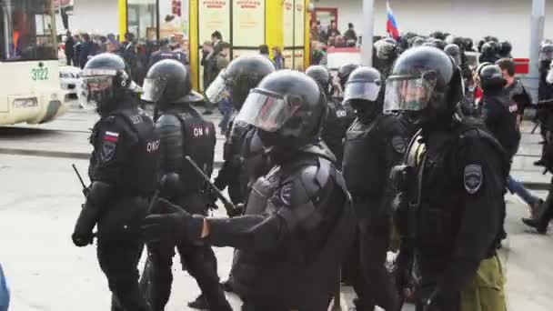 Policía fuerzas especiales caminando en la calle en la máscara orden de protección de primer plano 4K . — Vídeos de Stock