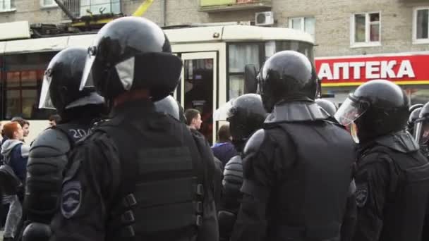 Přilba dav ozbrojený policista na ulici zblízka chránit pořádek 4K. Strike people. — Stock video