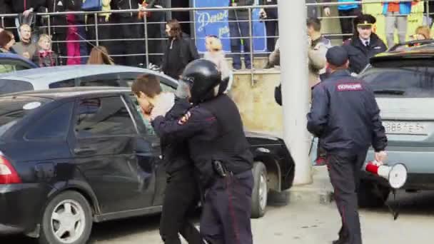 Las fuerzas especiales de la policía en el casco llevan al hombre arrestado en la calle. Huelga 4K personas . — Vídeo de stock