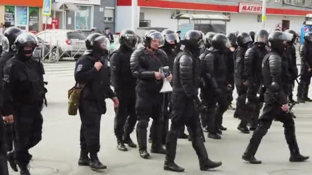 Policía fuerzas especiales caminando en la calle en la máscara orden de protección de primer plano 4K . — Vídeo de stock