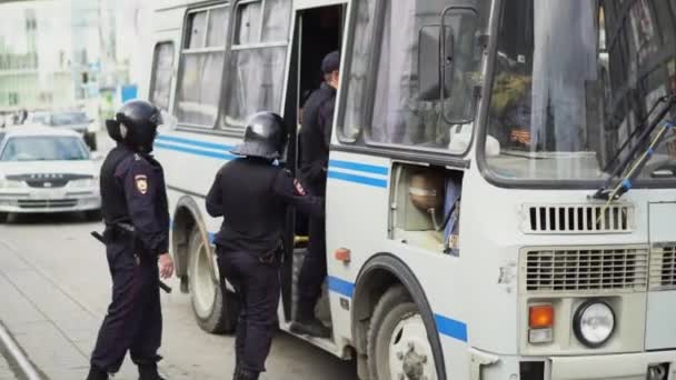 Crowded police van to arrest enter special forces closeup after strike people 4K — Stock video