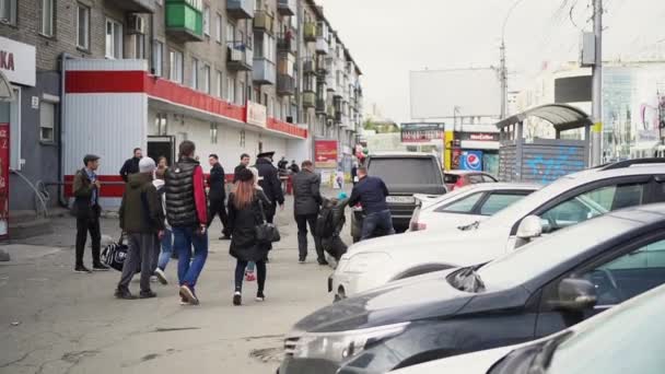 Beamte Spezialeinheiten in Masken führen den Mann in der Straße Arrest an. Streikende Menschen in Zeitlupe — Stockvideo