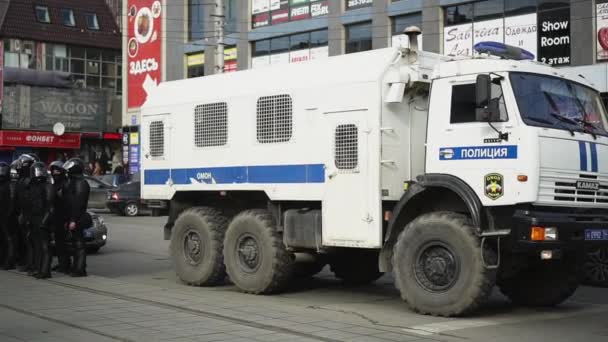 Polizisten stehen in der Nähe von Lieferwagen, um Menschen auf der Straße aus nächster Nähe festzunehmen. — Stockvideo