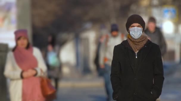 Homme masqué coronavirus 2019-ncov. Virus de la couronne covid-19. Pollution de l'environnement . — Video