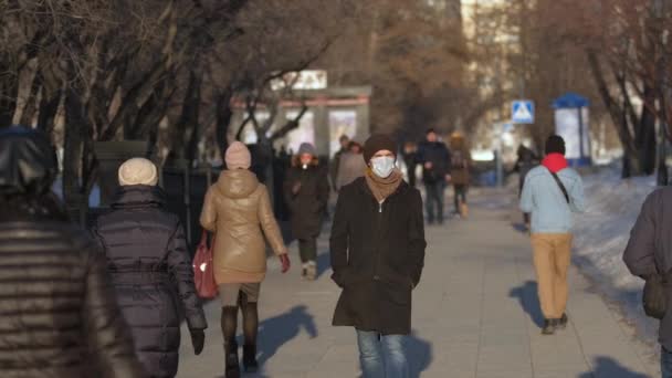 Stadtstraße. Europa infiziert Coronavirus 2019 ncov. Europäischer Mann. Maske covid-19 — Stockvideo