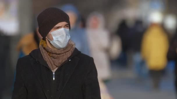 Homem mascarado coronavírus 2019-ncov. Vírus da Corona covid-19. Poluição ambiental . — Vídeo de Stock