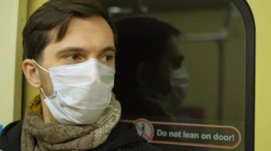Adam maskesi takıyor. Corona Virüsü. Metro treni. Yeraltı metrosu. Coronavirus USA.