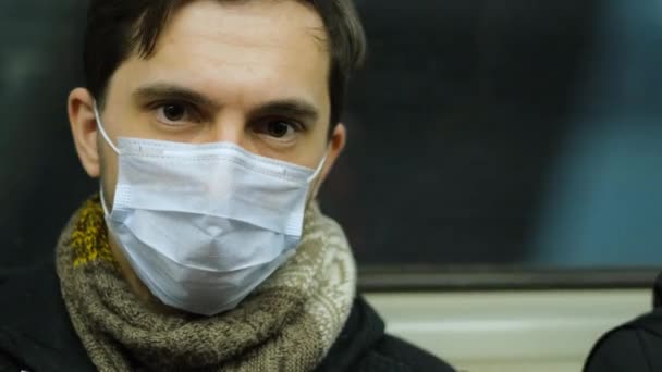 男は呼吸マスクを閉じます。コロナウイルスの仲間だ。流行コロナウイルス. — ストック動画