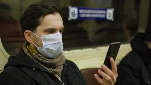 Gripe Hombre Enfermo. Infección por Coronavirus Epidémico. Gente Mal Público. Europa pandémica — Vídeo de stock